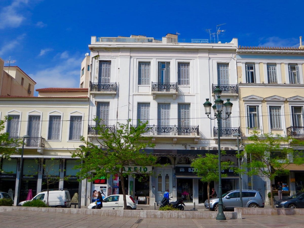 アテネ、パルテノン神殿とプラカ地区の街並み。