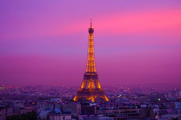 フランス・パリ「フランス：モンサンミッシェル、パリ」の写真：夕日で赤紫色に染まるパリ。
凱旋門の屋上から。