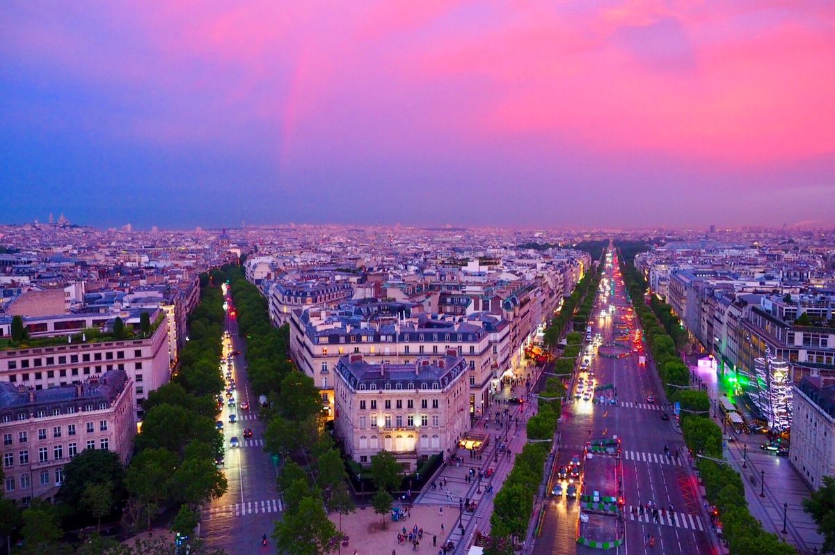 夕日で赤紫色に染まるパリ。
凱旋門の屋上から。