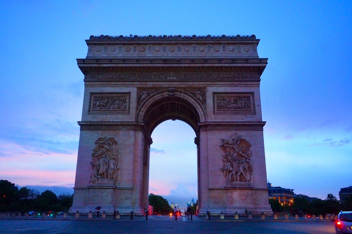 夕日で赤紫色に染まるパリ。
凱旋門の屋上から。