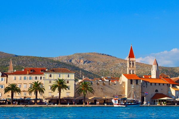 クロアチア・ザグレブ「クロアチア：ザグレブとアドリア海沿岸の小都市」の写真：出島の可愛らしい町、トロギール。
地図...