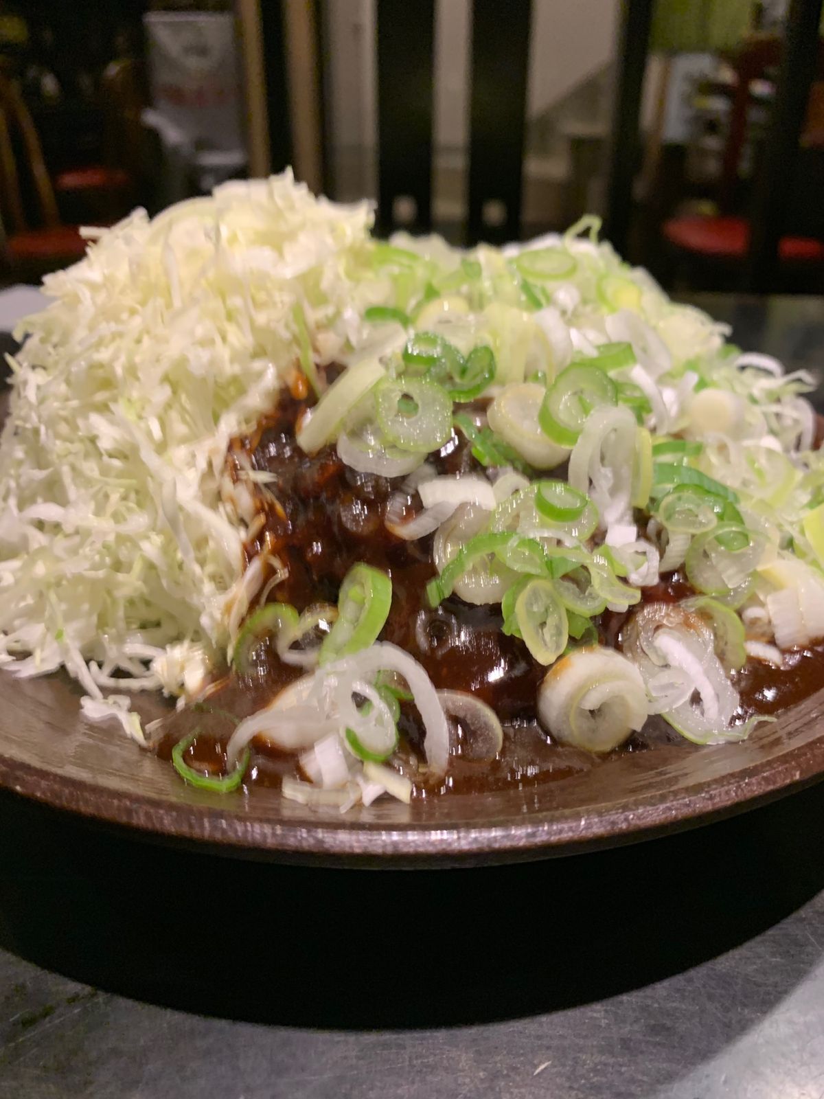 黒豚屋らむちぃ。
信じられないデカさの味噌カツが、やってくるが、見た目ほど...