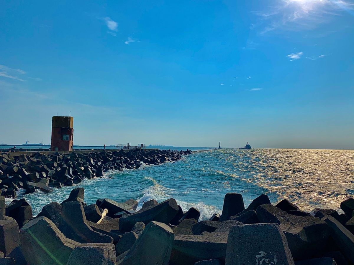 自転車で高雄の西子湾ビーチまでサイクリング。地元の学生がなにやらレクリエー...