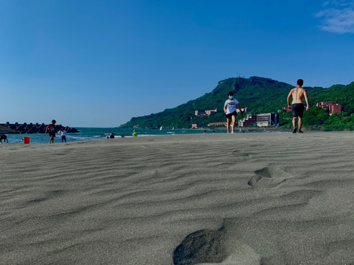 自転車で高雄の西子湾ビーチまでサイクリング。地元の学生がなにやらレクリエー...
