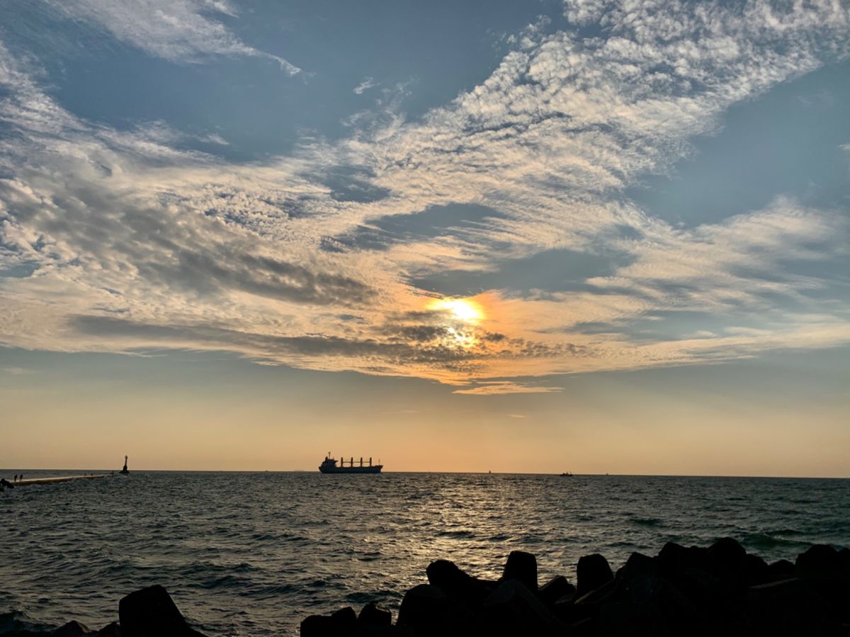 自転車で高雄の西子湾ビーチまでサイクリング。地元の学生がなにやらレクリエー...