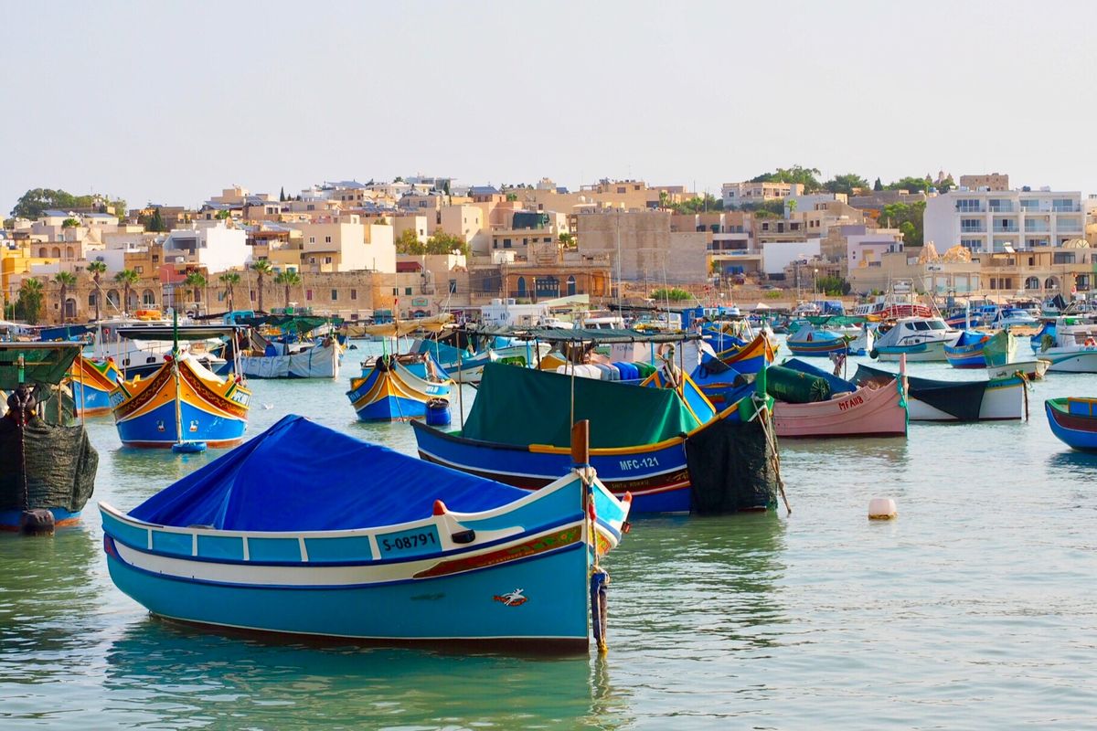 伝統的な漁船が浮かぶ、マルサシュロック