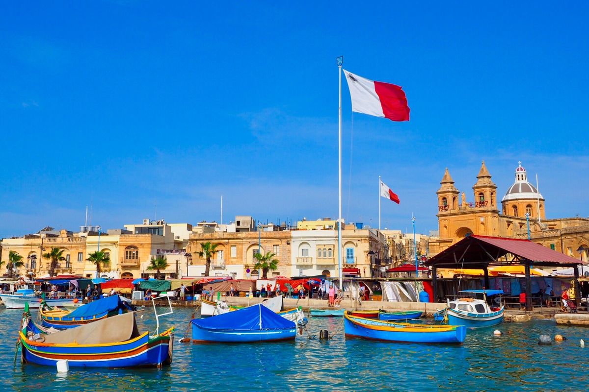 伝統的な漁船が浮かぶ、マルサシュロック