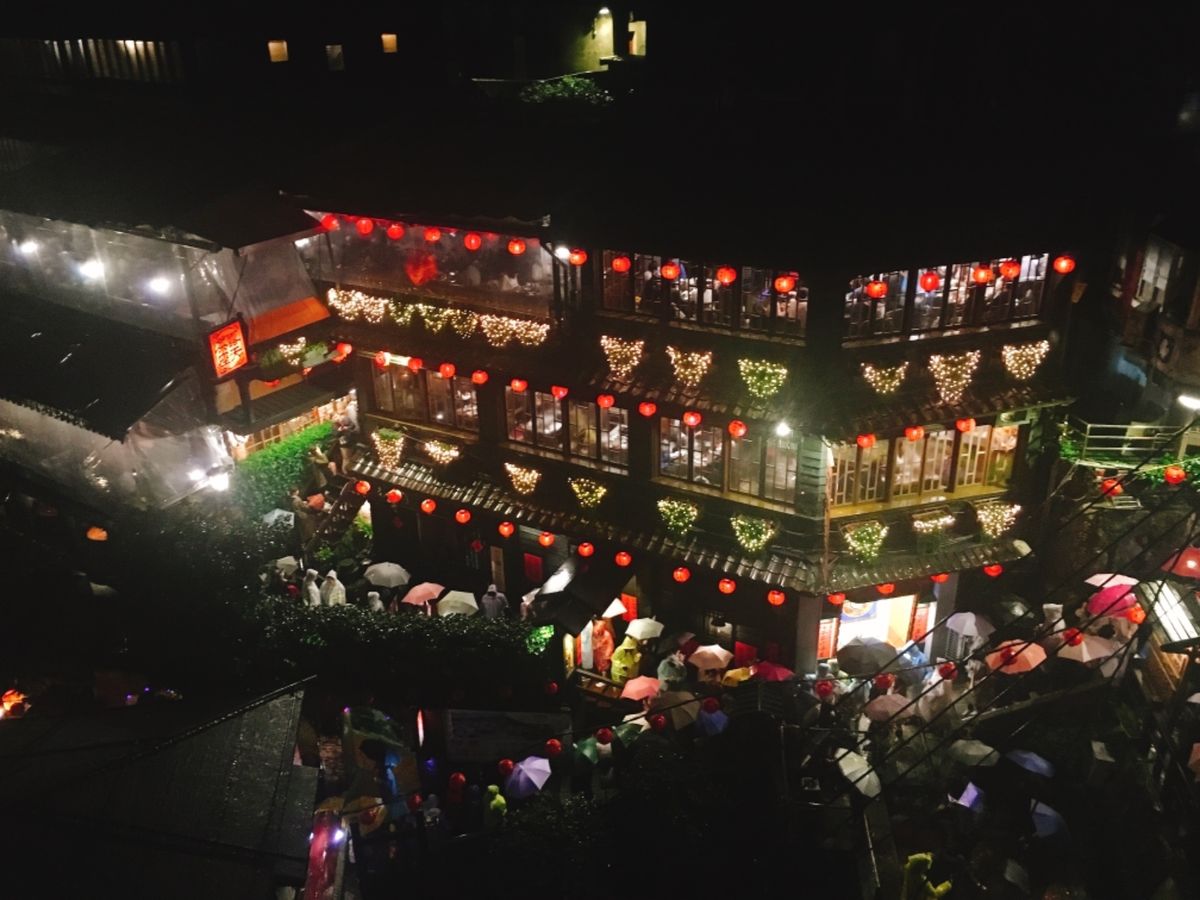 雨の九份はちょっと寒かった。
今回も小籠包をはじめ、美味しかった😊