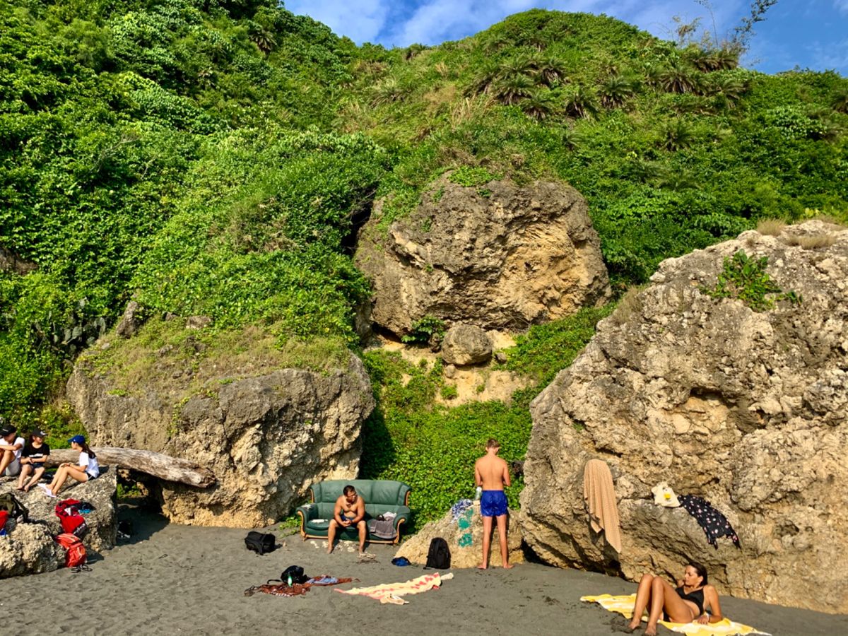 西子湾のさらに奥の柴山秘境へ。健全な西子湾と違って、ヒッピー臭の漂うタイの...