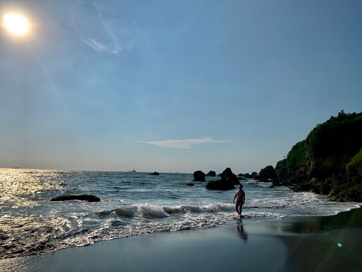 西子湾のさらに奥の柴山秘境へ。健全な西子湾と違って、ヒッピー臭の漂うタイの...