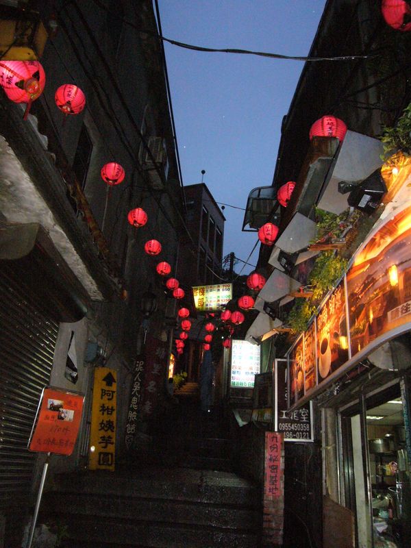 台湾「「台北 身近な新体験」の巻」の写真：九份の赤い提灯シリーズ。
当時、まだガ...