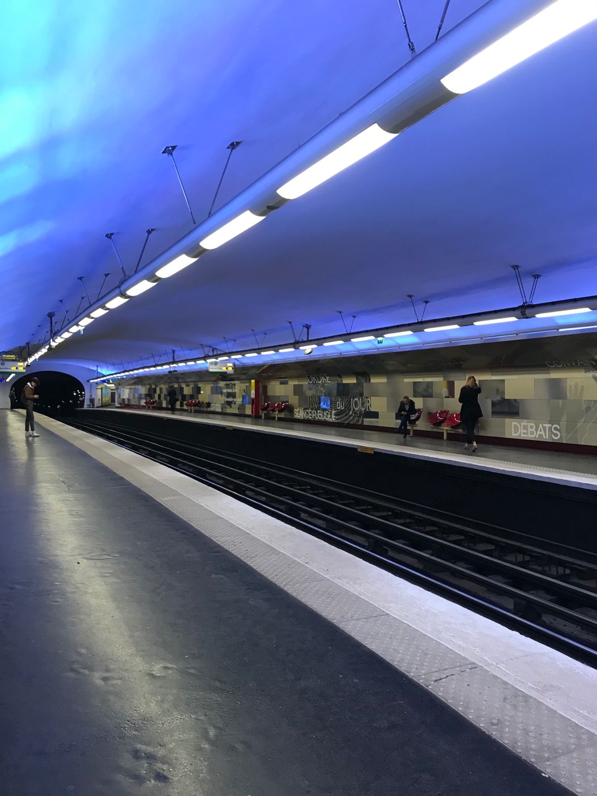 パリの駅いろいろ。

私が通過した駅の中で、一駅だけ何故か日本語のアナウン...