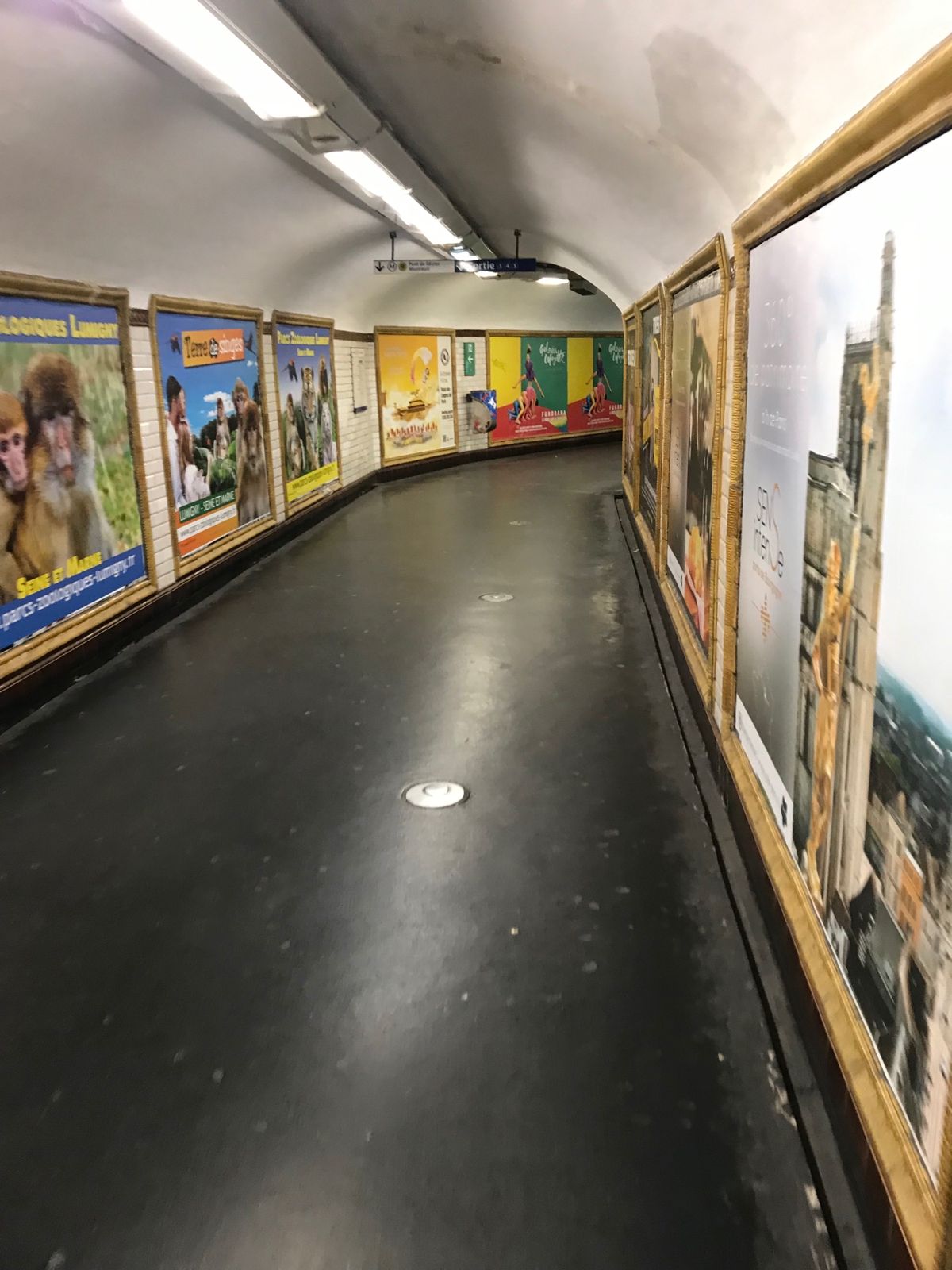 パリの駅いろいろ。

私が通過した駅の中で、一駅だけ何故か日本語のアナウン...