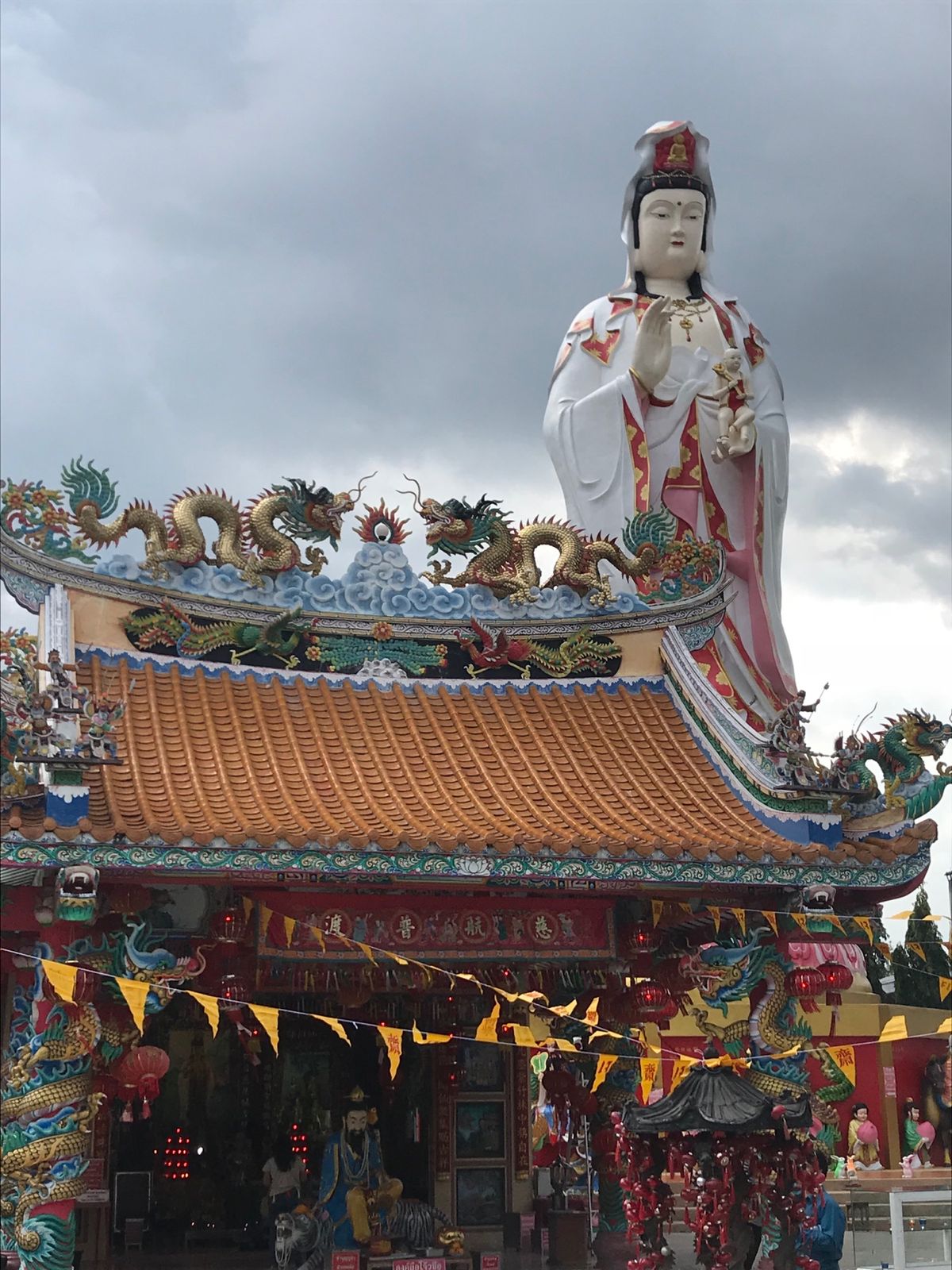 ヤバい雲、キテます！！って空。
オプションの１つだった船に乗る予定が急遽ダ...
