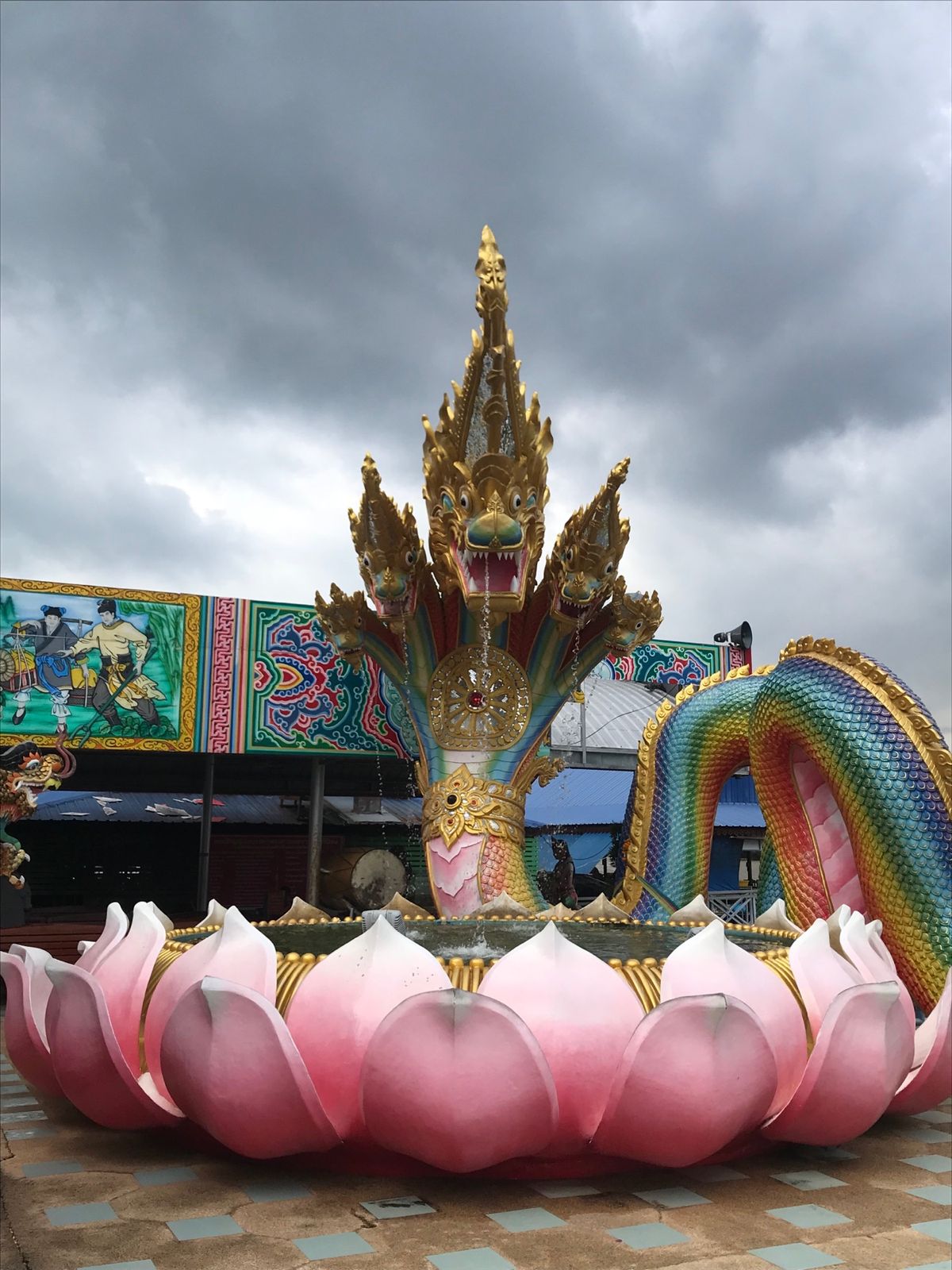ヤバい雲、キテます！！って空。
オプションの１つだった船に乗る予定が急遽ダ...