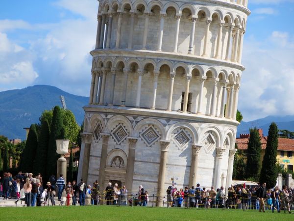 イタリア・フィレンツェ「イタリア：トスカーナの小さな町巡り」の写真：ピサの斜塔。
実際に見ると、なかなかの傾...