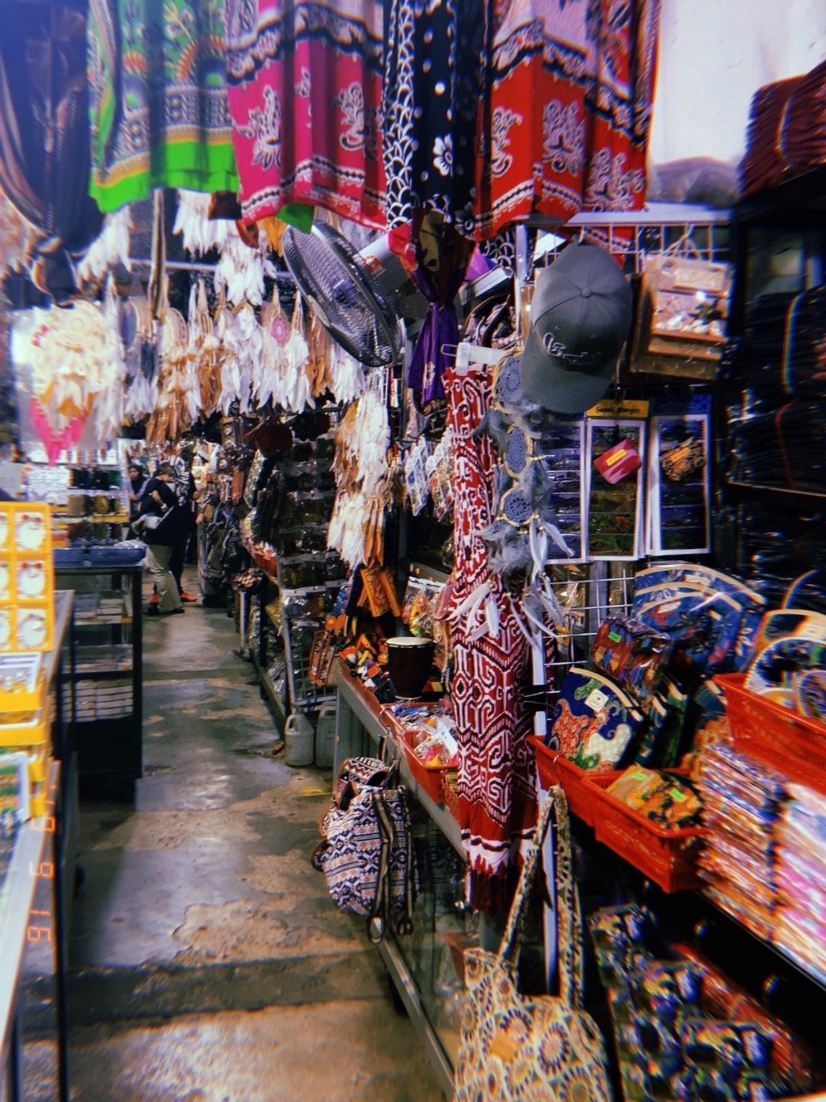 コタキナバルの街中、スリアサバ付近
ハンディクラフトマーケット/フィリピー...