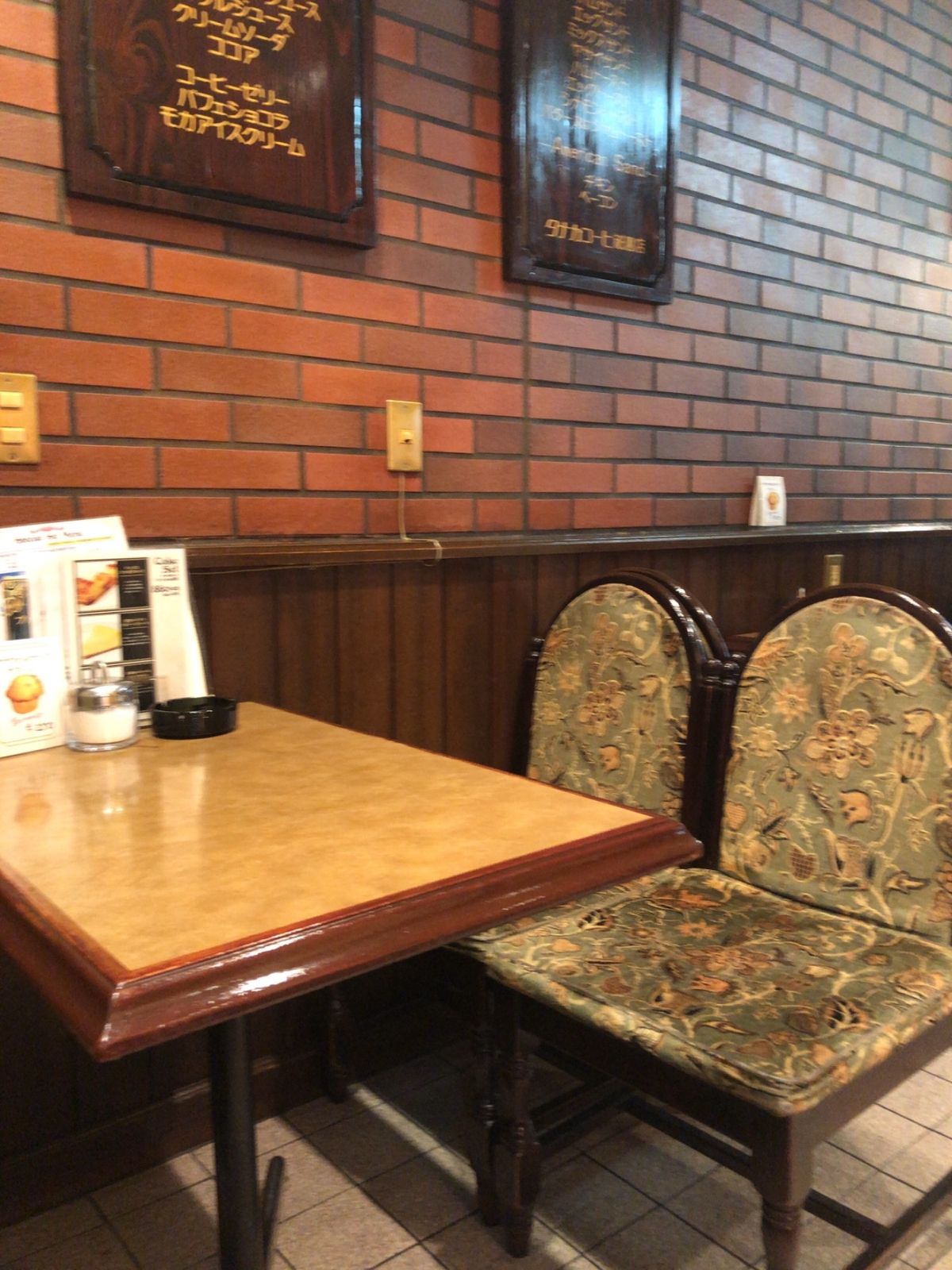 朝5時まで営業してる喫茶店。カウンターもあります。