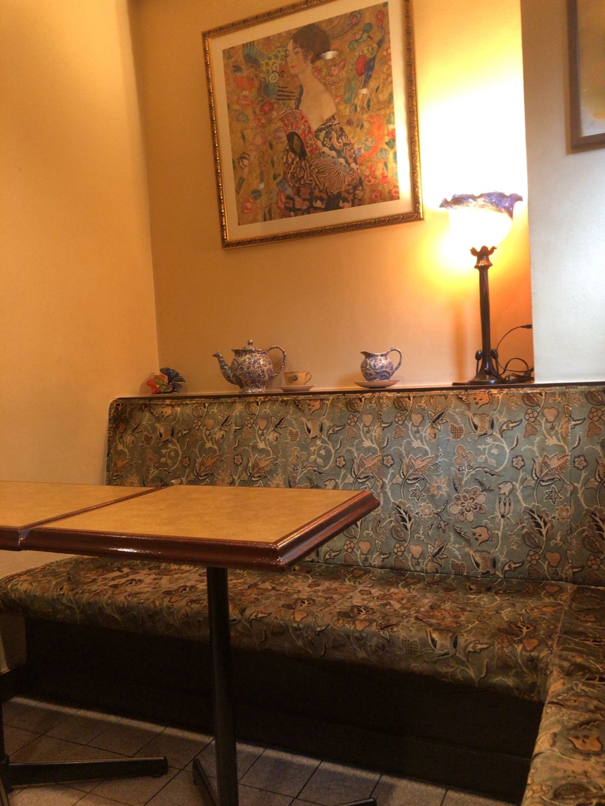 朝5時まで営業してる喫茶店。カウンターもあります。