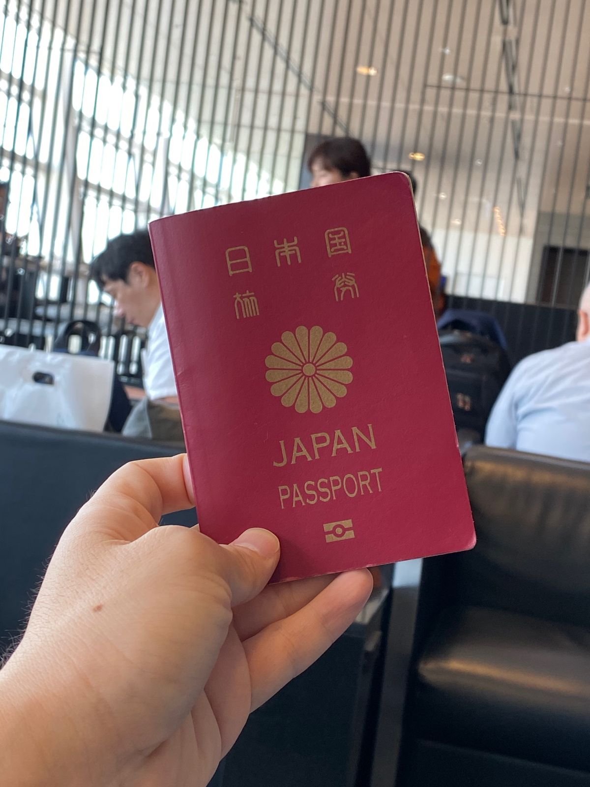 台湾旅スタート。羽田から3時間のようだ。近い！。

ラウンジでカレーを食べ...