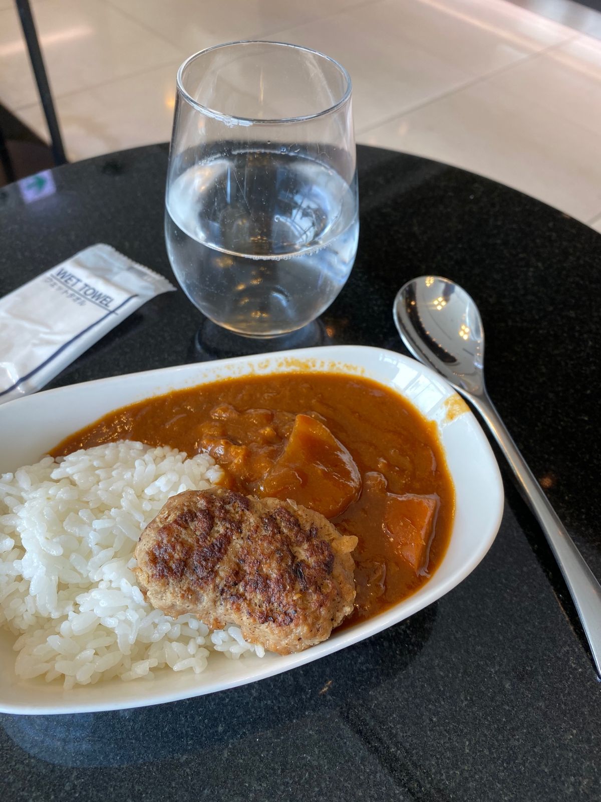 台湾旅スタート。羽田から3時間のようだ。近い！。

ラウンジでカレーを食べ...