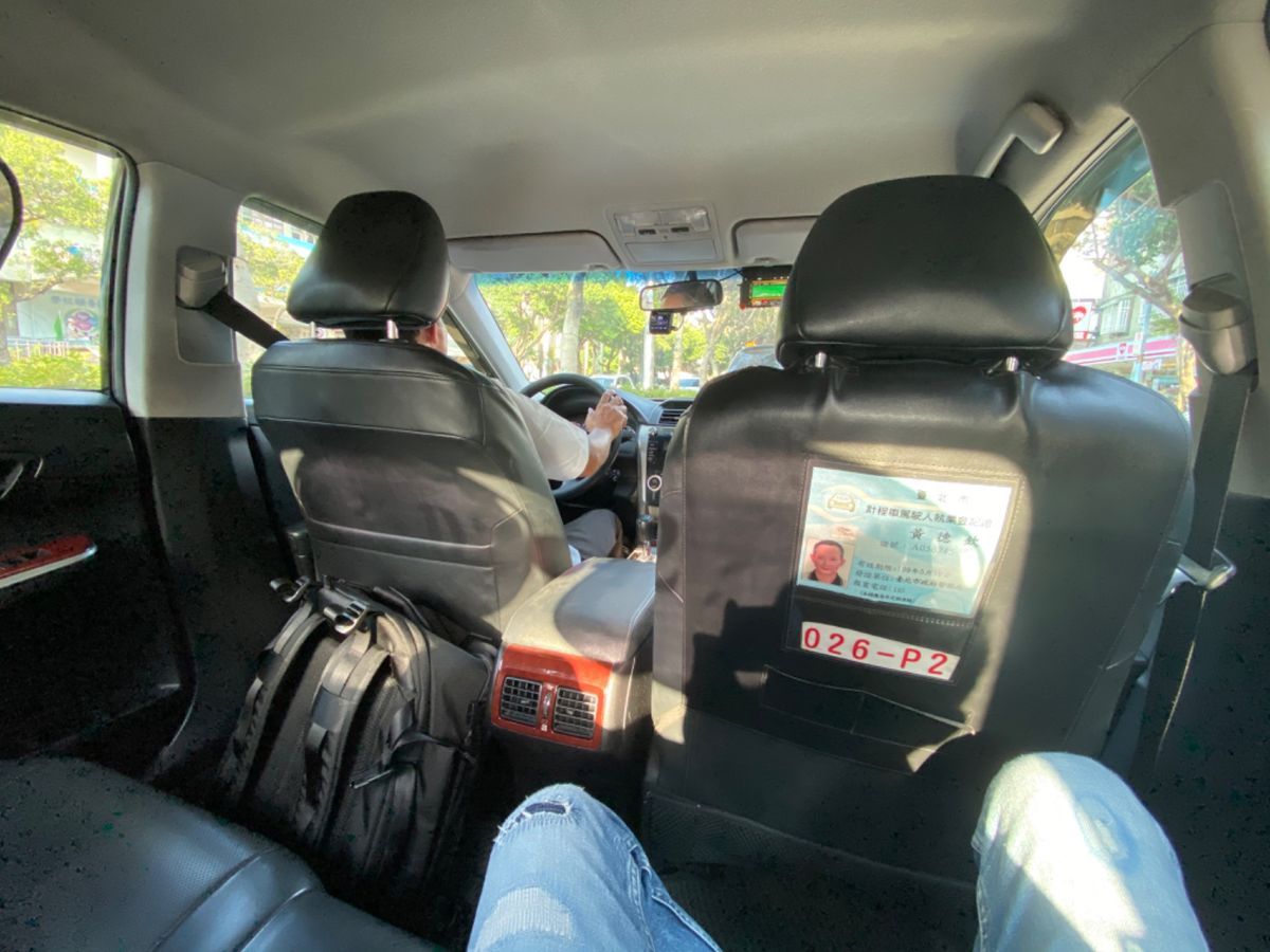 台湾到着。

ひとまずタクシーで九份老街に向かう！
運転が荒い！

iPh...