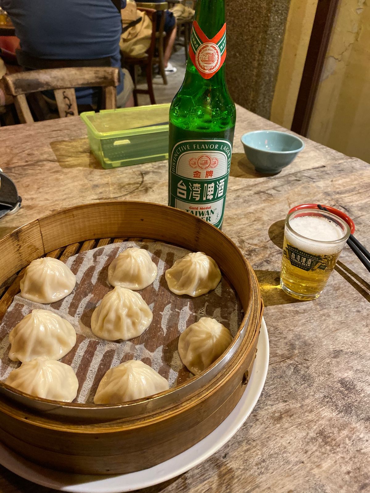 40元握りしめて街を彷徨くが確実に40元で食べれるものはない。マンゴージュ...