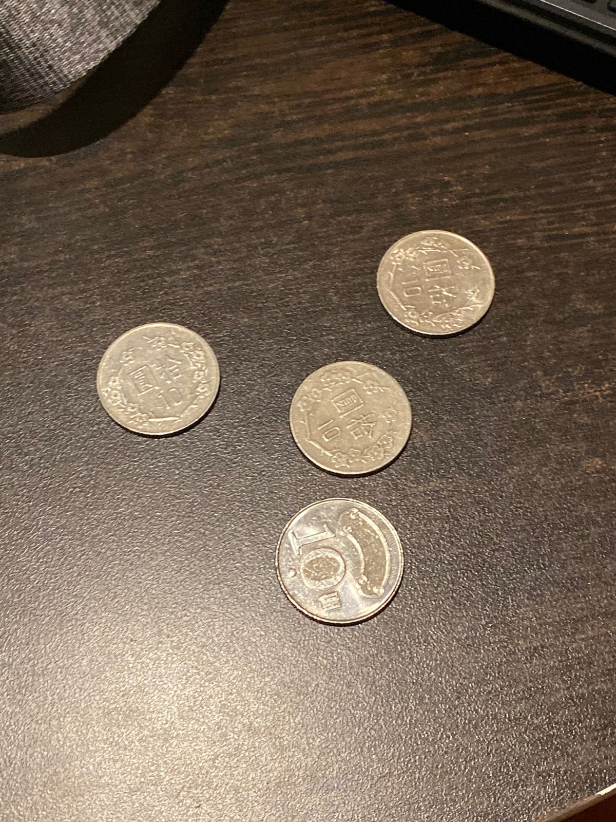 40元握りしめて街を彷徨くが確実に40元で食べれるものはない。マンゴージュ...