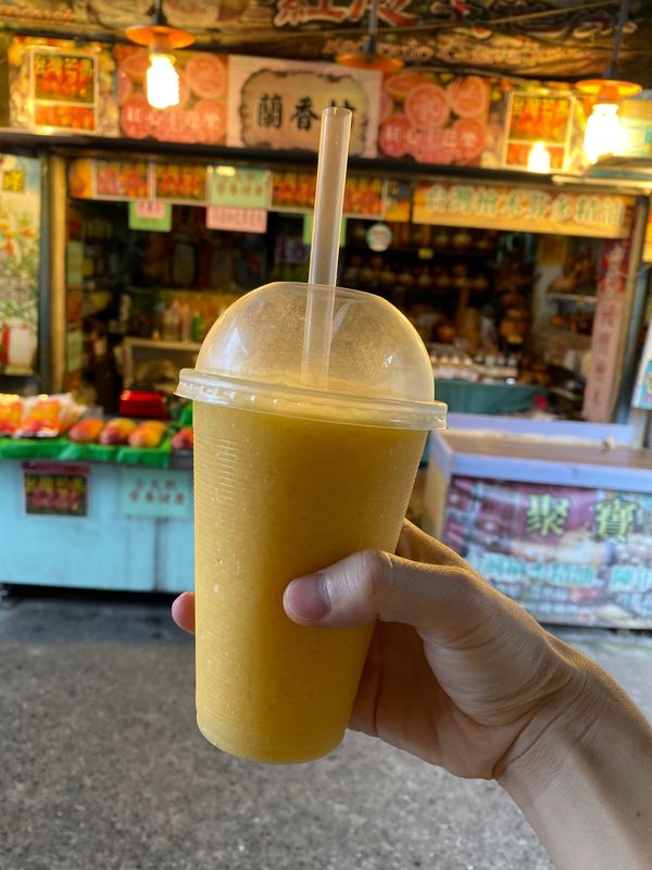 台湾・台北「【動画アップ】台湾 九份・マンゴー・酸辣湯麺の旅。」の写真：朝食を食べに民宿の食堂らしきところに行っ...