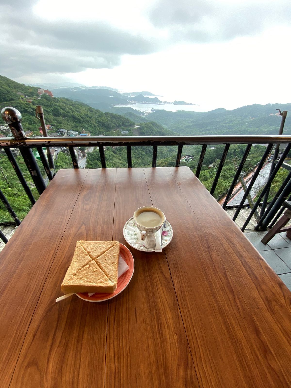 雨が止んだのを見計らってチェックアウトに。

フロントには昨日のおばち...