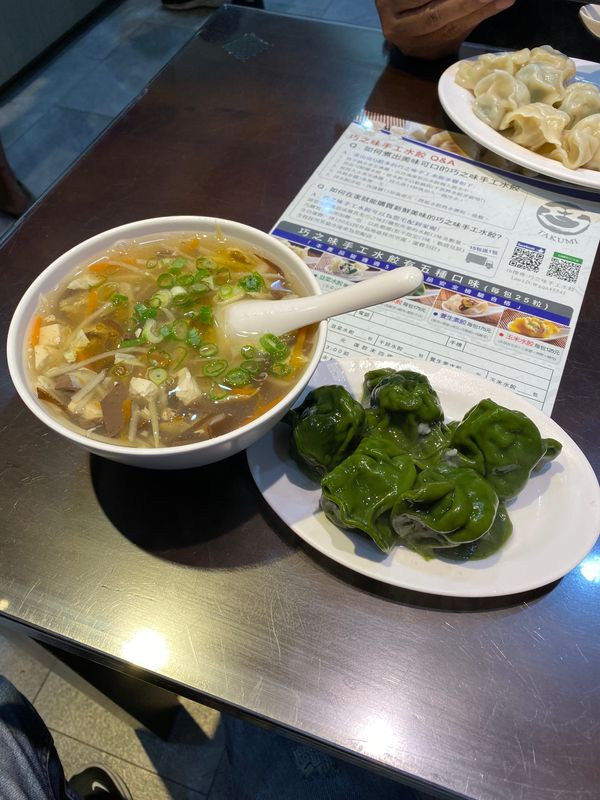 台湾・台北「【動画アップ】台湾 九份・マンゴー・酸辣湯麺の旅。」の写真：次は巧之味手工水餃のホタテ水餃子。

一...