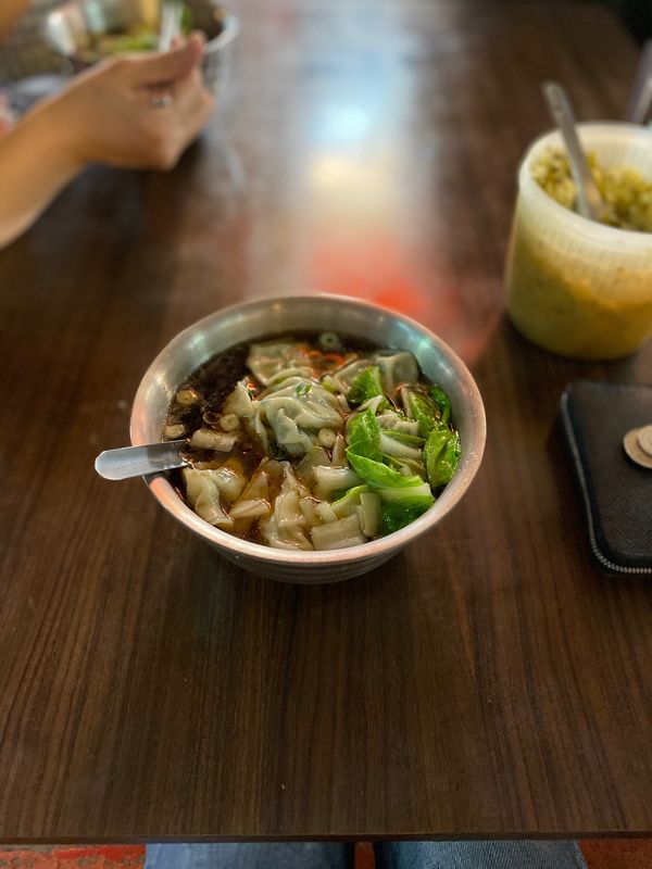 台湾・台北「【動画アップ】台湾 九份・マンゴー・酸辣湯麺の旅。」の写真：雙城街夜市にある鴻水餃牛肉麵のニラ水餃子...