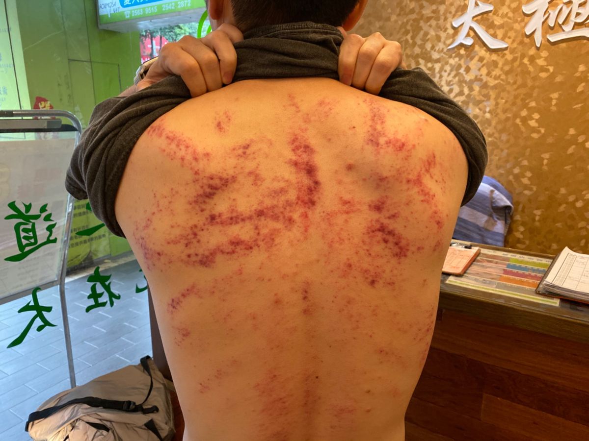 軽く首と背中をマッサージしてもらいたく近くにあったマッサージ屋に入る。

...