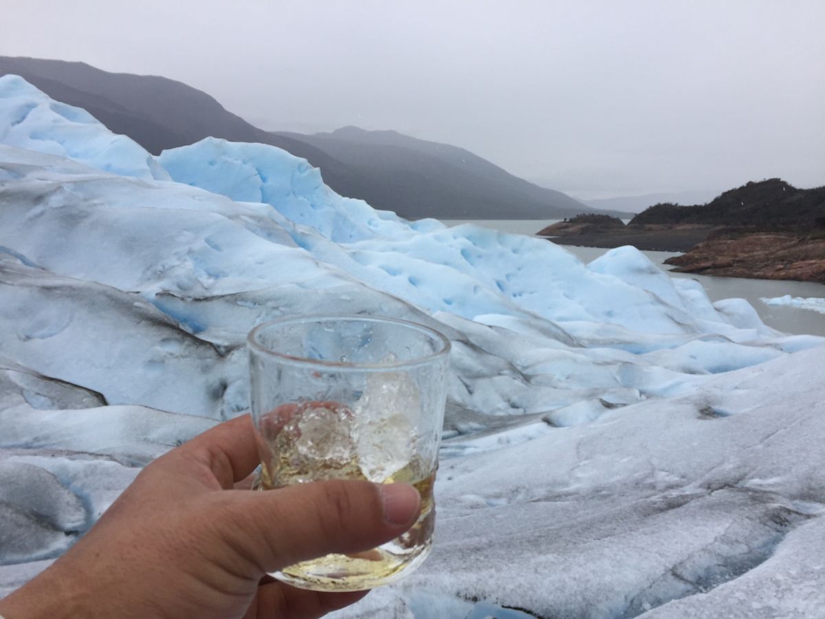 氷河ツアーに参加。
ガチで氷の上を2時間程歩かせられます。
ゴールのご...