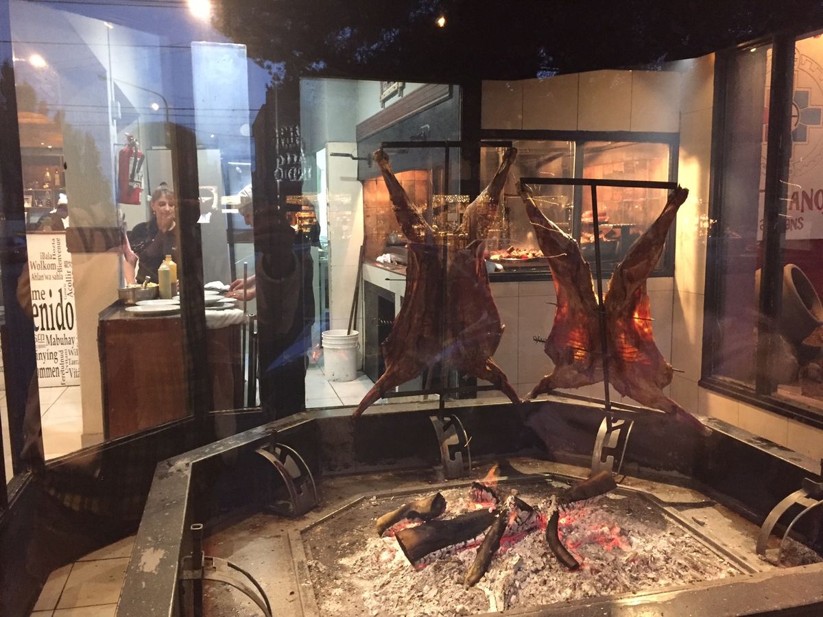 アルゼンチン カラファテの街をベースに氷河ツアーが楽しめます。
この街の...