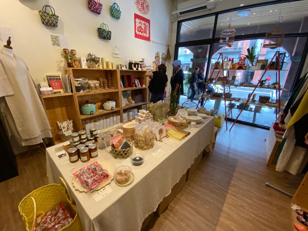 なんか、ピーナッツのお菓子？を頼まれたので買う。試食したけど美味しかった！