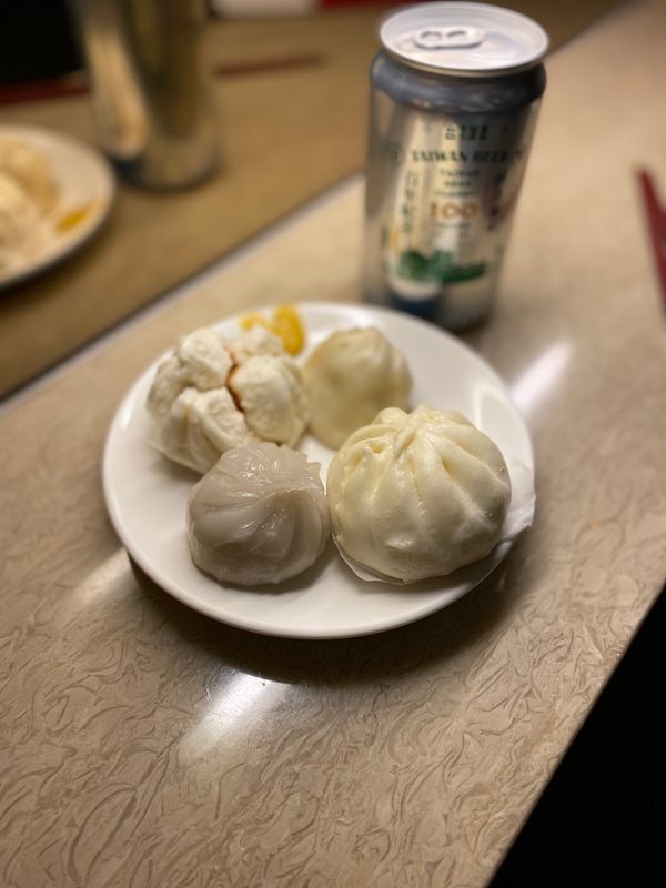 台湾・台北「【動画アップ】台湾 九份・マンゴー・酸辣湯麺の旅。」の写真：松山空港。
ラウンジで小籠包。