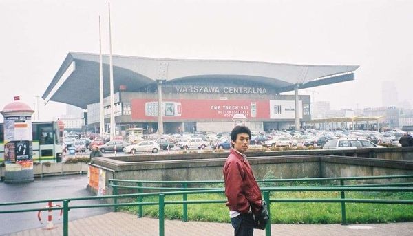 ポーランド・ワルシャワ「2002年 EU加盟前のポーランド　悲しきポーランドの歴史とアウシュビッツ強制収容所」の写真：暗いワルシャワ中央駅