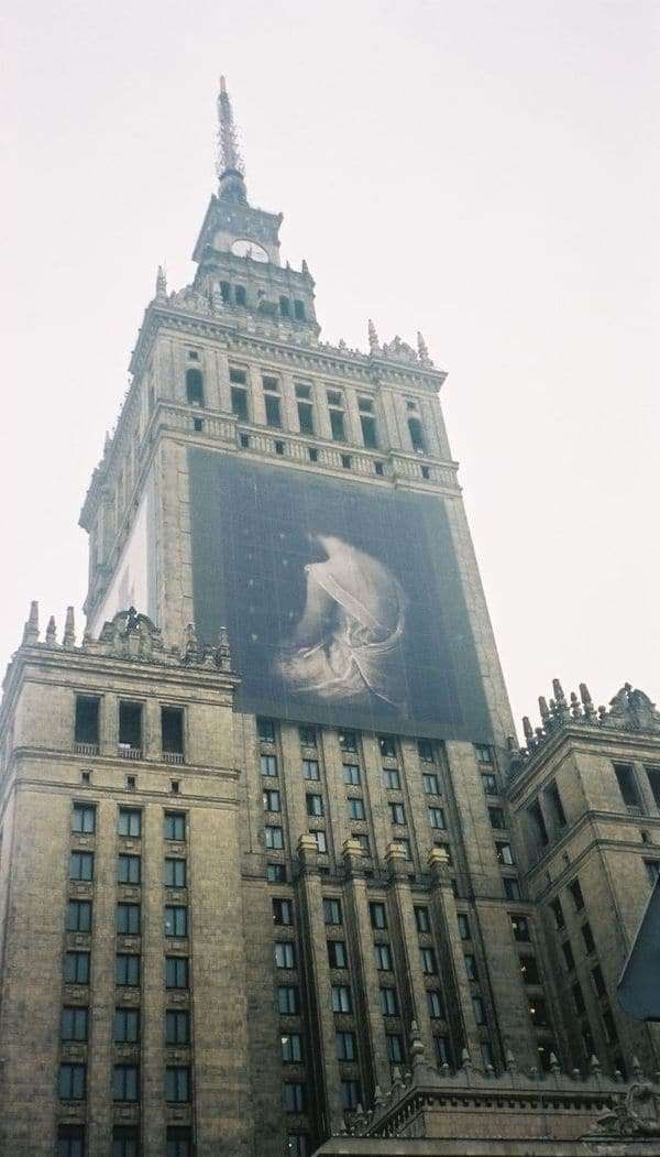 ポーランド・ワルシャワ「2002年 EU加盟前のポーランド　悲しきポーランドの歴史とアウシュビッツ強制収容所」の写真：市民の多くが嫌うスターリン様式の文化科学宮殿