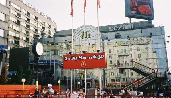 ポーランド・ワルシャワ「2002年 EU加盟前のポーランド　悲しきポーランドの歴史とアウシュビッツ強制収容所」の写真：マクドナルド　ポーランド一号店
