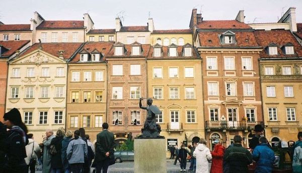 ポーランド・ワルシャワ「2002年 EU加盟前のポーランド　悲しきポーランドの歴史とアウシュビッツ強制収容所」の写真：旧市街と人魚像