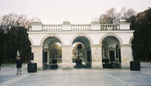 ポーランド・ワルシャワ「2002年 EU加盟前のポーランド　悲しきポーランドの歴史とアウシュビッツ強制収容所」の写真：無名戦士の墓

