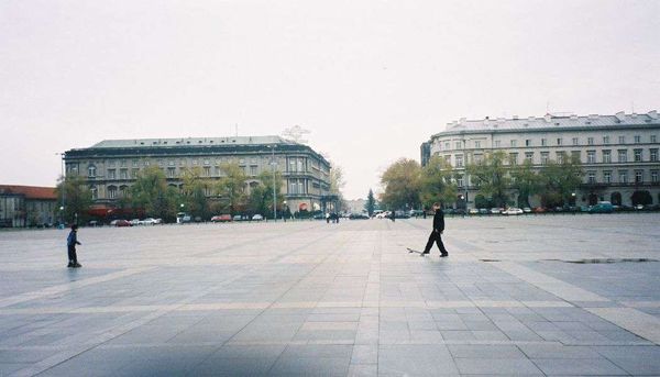 ポーランド・ワルシャワ「2002年 EU加盟前のポーランド　悲しきポーランドの歴史とアウシュビッツ強制収容所」の写真：ピウスツキ広場（独立広場）

