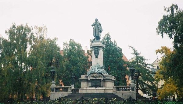 ポーランド・ワルシャワ「2002年 EU加盟前のポーランド　悲しきポーランドの歴史とアウシュビッツ強制収容所」の写真：詩人アダム・ミツキェヴィチの像

