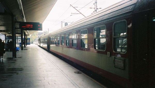 ポーランド・ワルシャワ「2002年 EU加盟前のポーランド　悲しきポーランドの歴史とアウシュビッツ強制収容所」の写真：クラクフ駅着