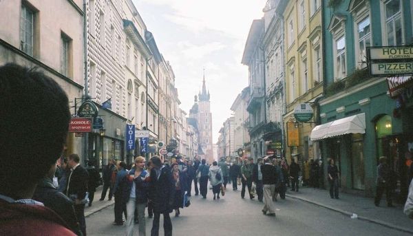 ポーランド・ワルシャワ「2002年 EU加盟前のポーランド　悲しきポーランドの歴史とアウシュビッツ強制収容所」の写真：美しいフロリアンスカ通り