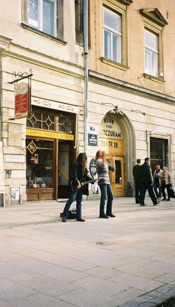 ポーランド・ワルシャワ「2002年 EU加盟前のポーランド　悲しきポーランドの歴史とアウシュビッツ強制収容所」の写真：クラクフ中央広場