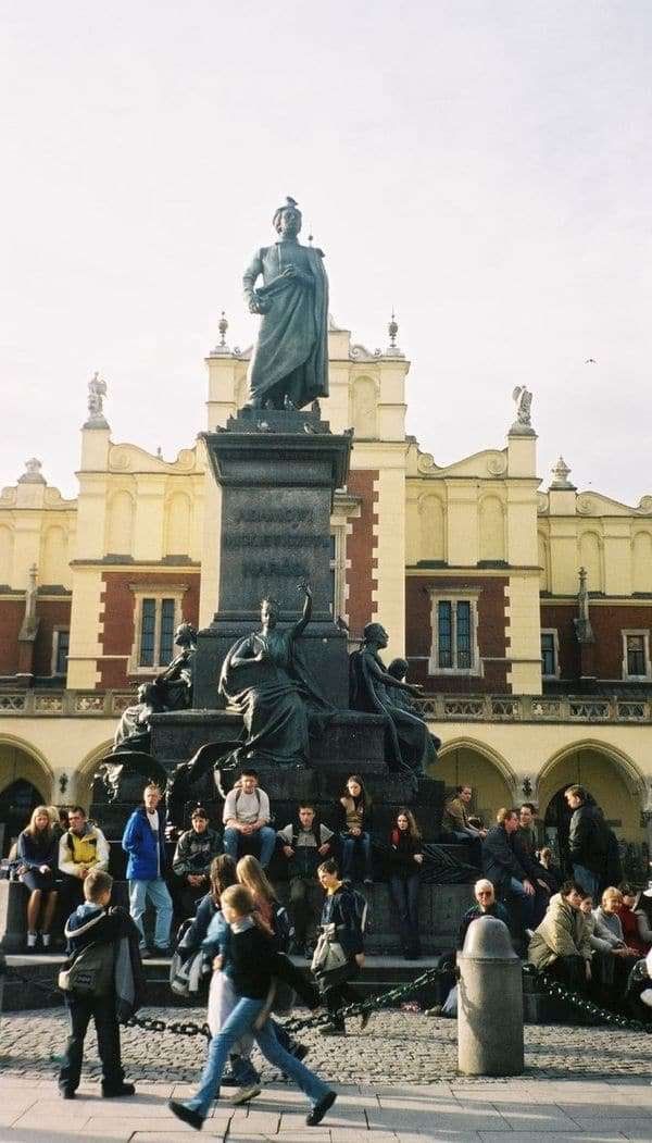 ポーランド・ワルシャワ「2002年 EU加盟前のポーランド　悲しきポーランドの歴史とアウシュビッツ強制収容所」の写真：クラクフ中央広場