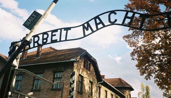 ポーランド・ワルシャワ「2002年 EU加盟前のポーランド　悲しきポーランドの歴史とアウシュビッツ強制収容所」の写真：強制収容所入口 
「働けば自由になれる」

