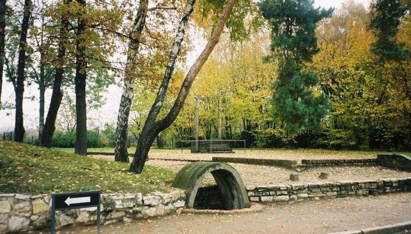 ポーランド・ワルシャワ「2002年 EU加盟前のポーランド　悲しきポーランドの歴史とアウシュビッツ強制収容所」の写真：ナチス所長ルドルフ・ヘスの絞首刑台